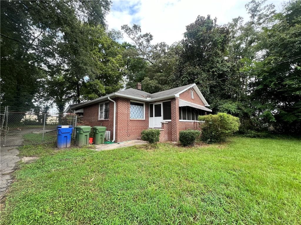 3 bedroom, 1 bathroom, 1,385 sq ft single family residence for sale at 1420 Bolton Road, Atlanta, GA 30331 — photo 2