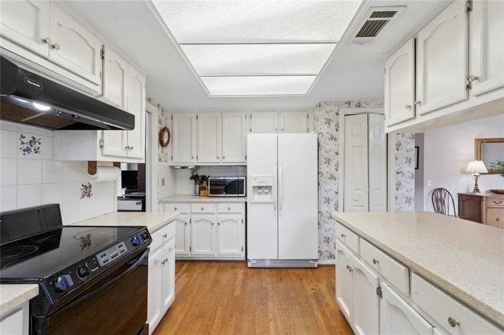 4 bedroom, 3 bathroom, 2,184 sq ft single family residence for sale at 1802 Hunters Glen, Marietta, GA 30062 — photo 3