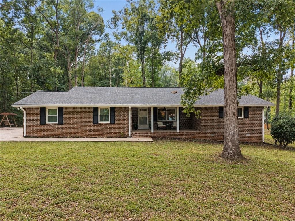 2 bedroom, 2 bathroom, 1,610 sq ft single family residence for sale at 3696 Rainbow Circle, Snellville, GA 30039