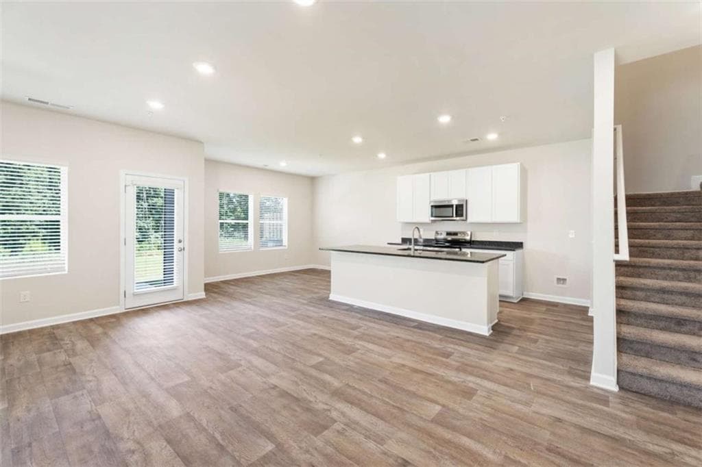 4 bedroom, 3 bathroom, 1,827 sq ft single family residence under contract at 8324 Columbia Court, Palmetto, GA 30268 — photo 8