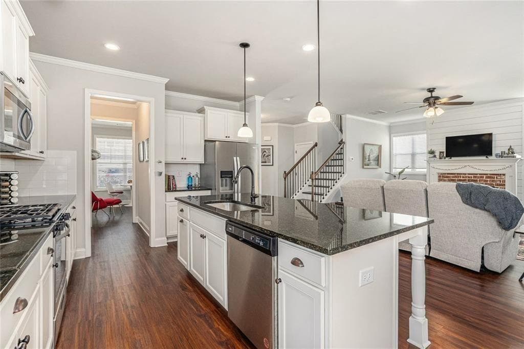 3 bedroom, 3 bathroom, 2,548 sq ft single family residence for sale at 5180 Parkwood Drive, Flowery Branch, GA 30542 — photo 7