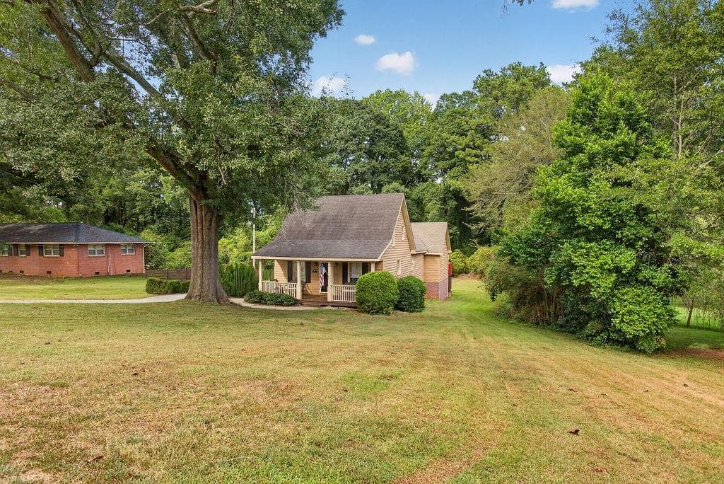 3 bedroom, 3 bathroom, 1,925 sq ft single family residence for sale at 200 1/ 2 Pine Street, Barnesville, GA 30204 — photo 2