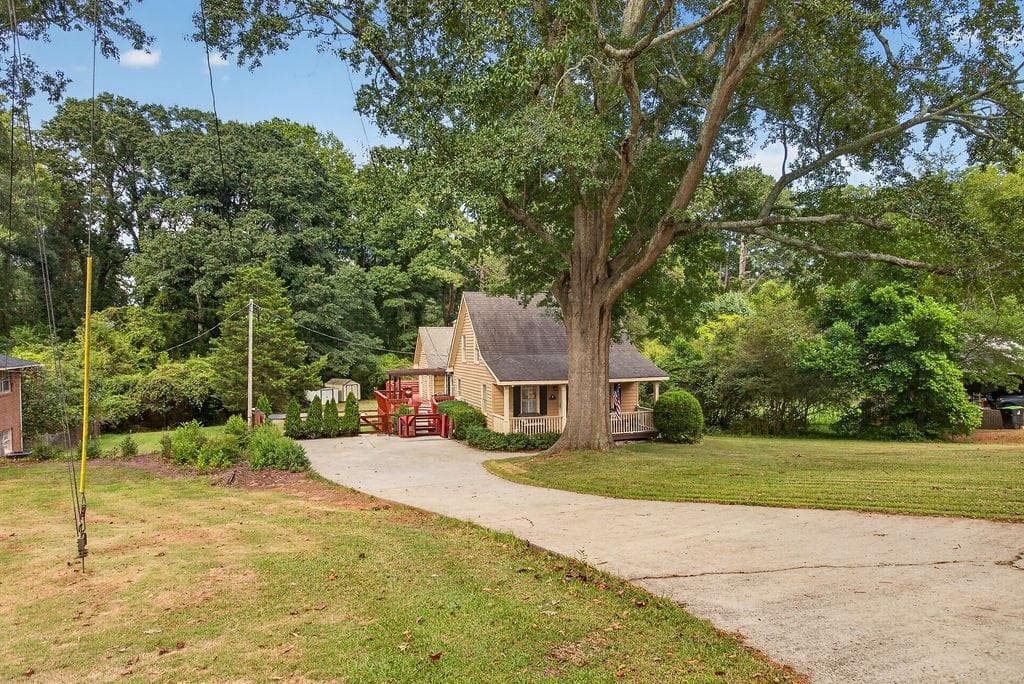 3 bedroom, 3 bathroom, 1,925 sq ft single family residence for sale at 200 1/ 2 Pine Street, Barnesville, GA 30204 — photo 3