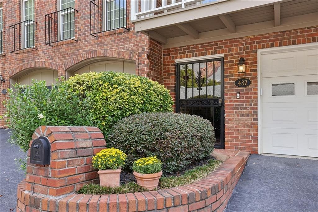 3 bedroom, 3 bathroom, 2,500 sq ft townhouse under contract at 437 The North Chace, Sandy Springs, GA 30328 — photo 2