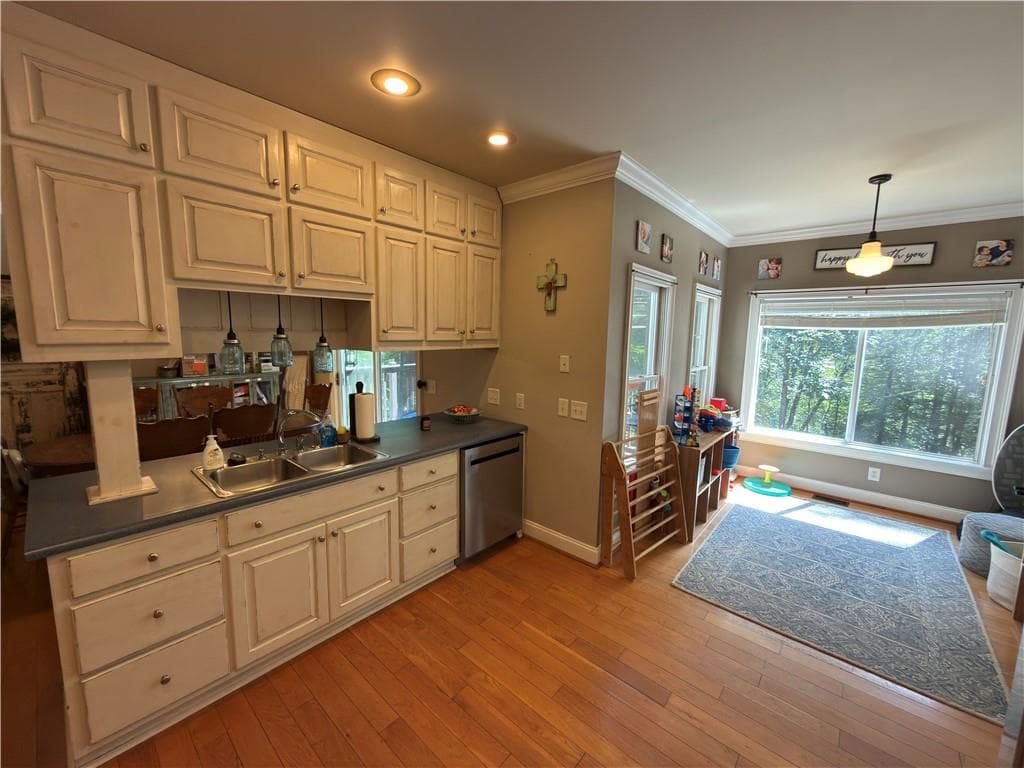 5 bedroom, 4 bathroom, 3,822 sq ft single family residence for sale at 399 Grindstone Creek Drive, Clarkesville, GA 30523 — photo 9