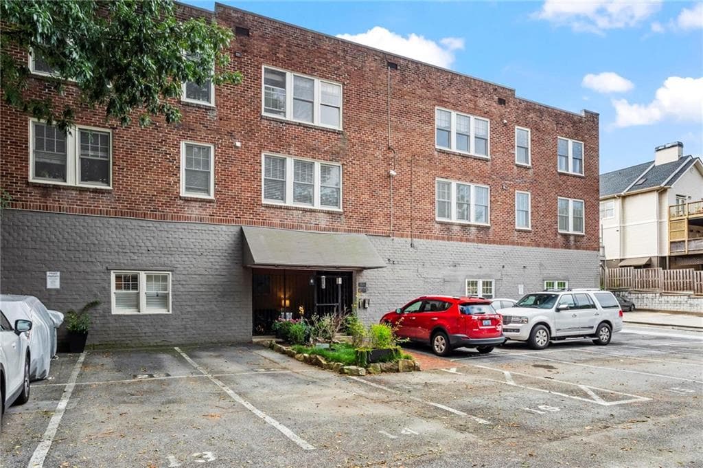 1 bedroom, 1 bathroom, 706 sq ft condominium for sale at 1026 Saint Charles Avenue 11, Atlanta, GA 30306 — photo 2