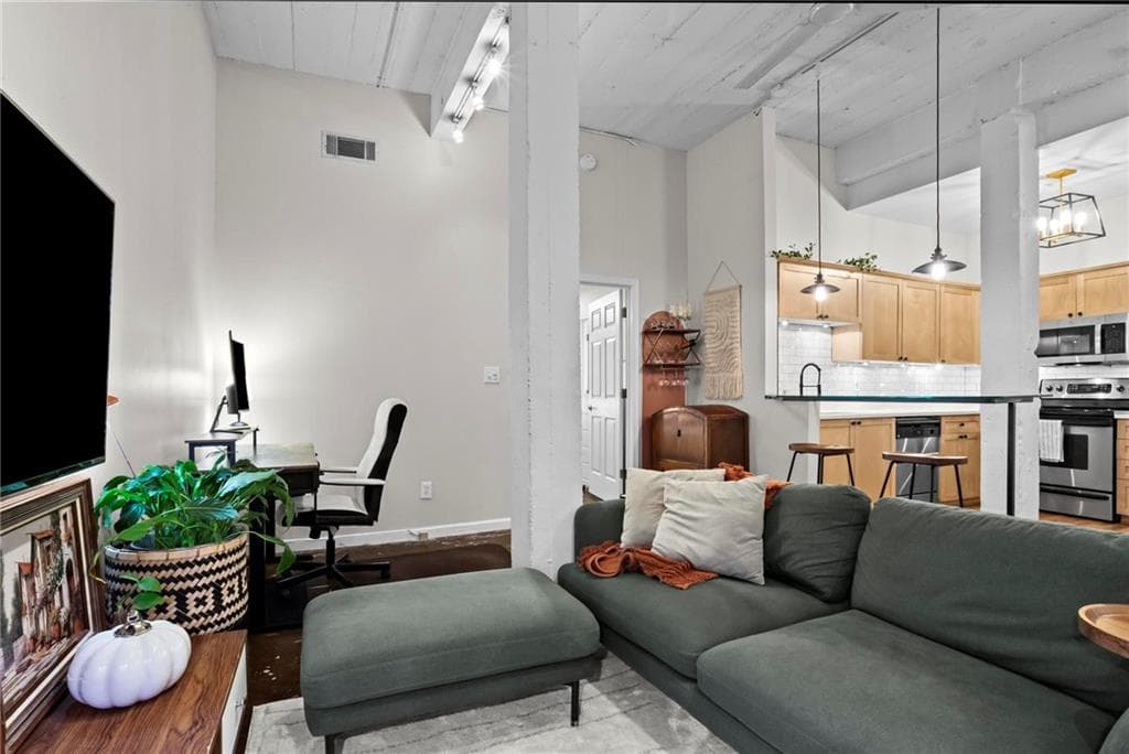1 bedroom, 1 bathroom, 706 sq ft condominium for sale at 1026 Saint Charles Avenue 11, Atlanta, GA 30306 — photo 8