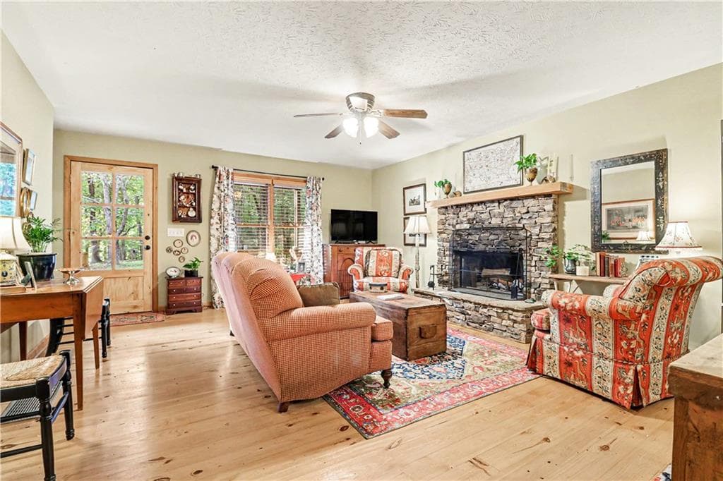 3 bedroom, 3 bathroom, 2,586 sq ft single family residence for sale at 555 River Flow Drive, Dahlonega, GA 30533 — photo 5