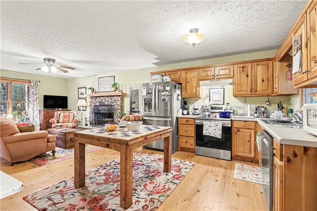 3 bedroom, 3 bathroom, 2,586 sq ft single family residence for sale at 555 River Flow Drive, Dahlonega, GA 30533 — photo 10