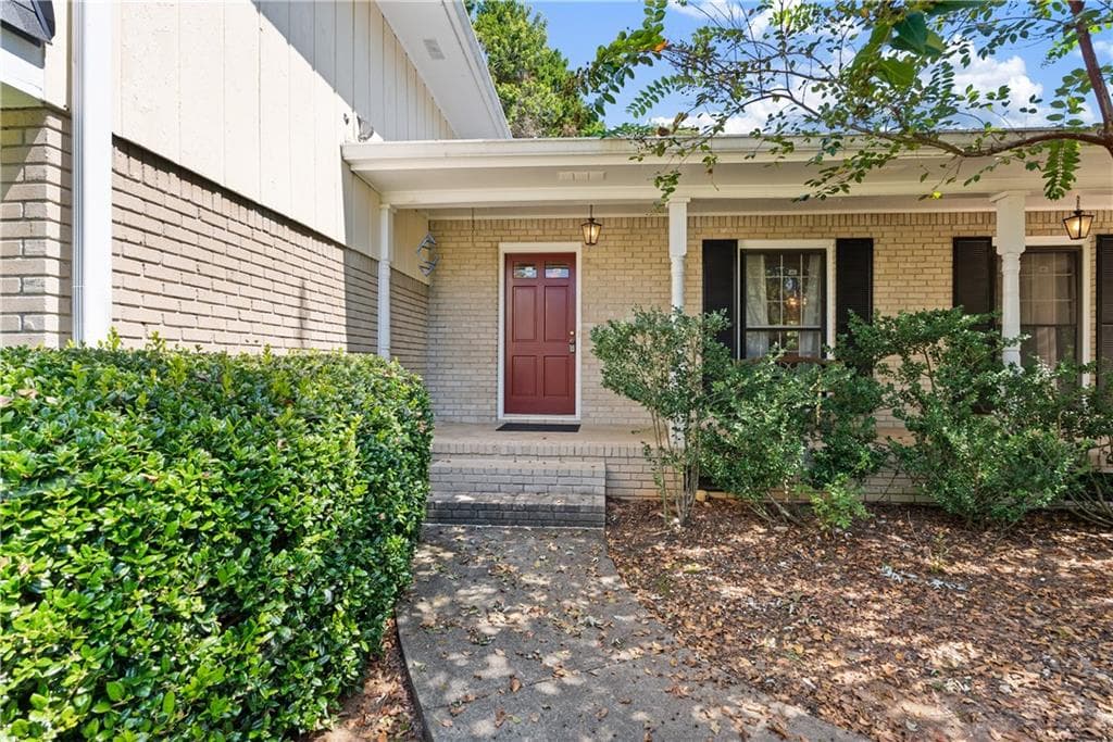 4 bedroom, 3 bathroom, 2,700 sq ft single family residence for sale at 5161 Joel Lane, Dunwoody, GA 30360 — photo 9