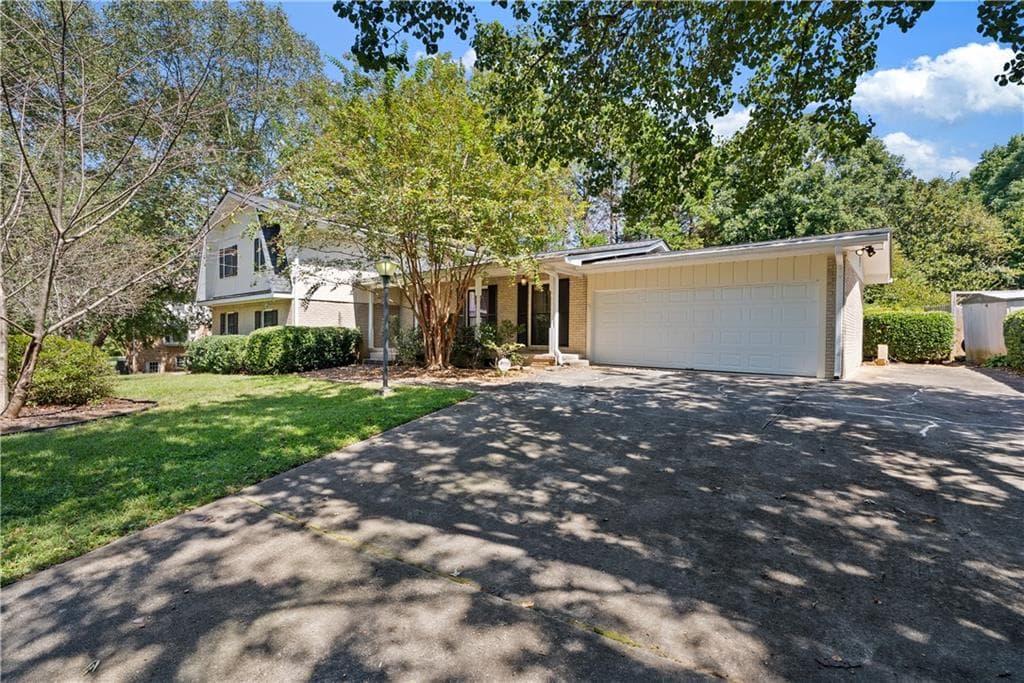 4 bedroom, 3 bathroom, 2,700 sq ft single family residence for sale at 5161 Joel Lane, Dunwoody, GA 30360 — photo 4