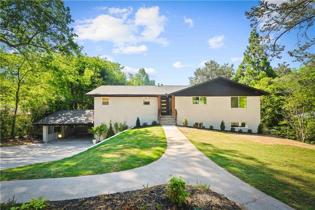 5 bedroom, 4 bathroom, 3,900 sq ft single family residence for sale at 1679 Oak Lane, Atlanta, GA 30329 — photo 2