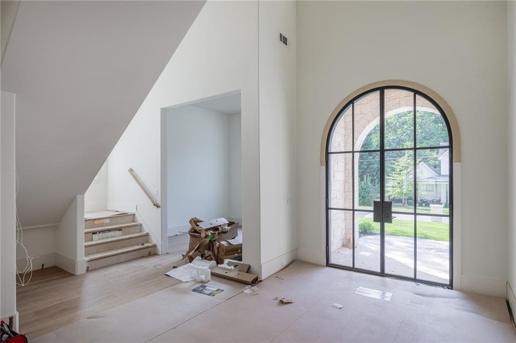 5 bedroom, 6 bathroom, 5,023 sq ft single family residence for sale at 305 Hook Street, Alpharetta, GA 30009 — photo 3