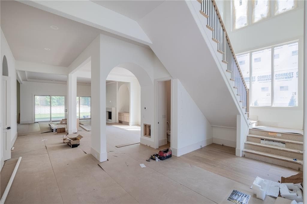 5 bedroom, 6 bathroom, 5,023 sq ft single family residence for sale at 305 Hook Street, Alpharetta, GA 30009 — photo 4