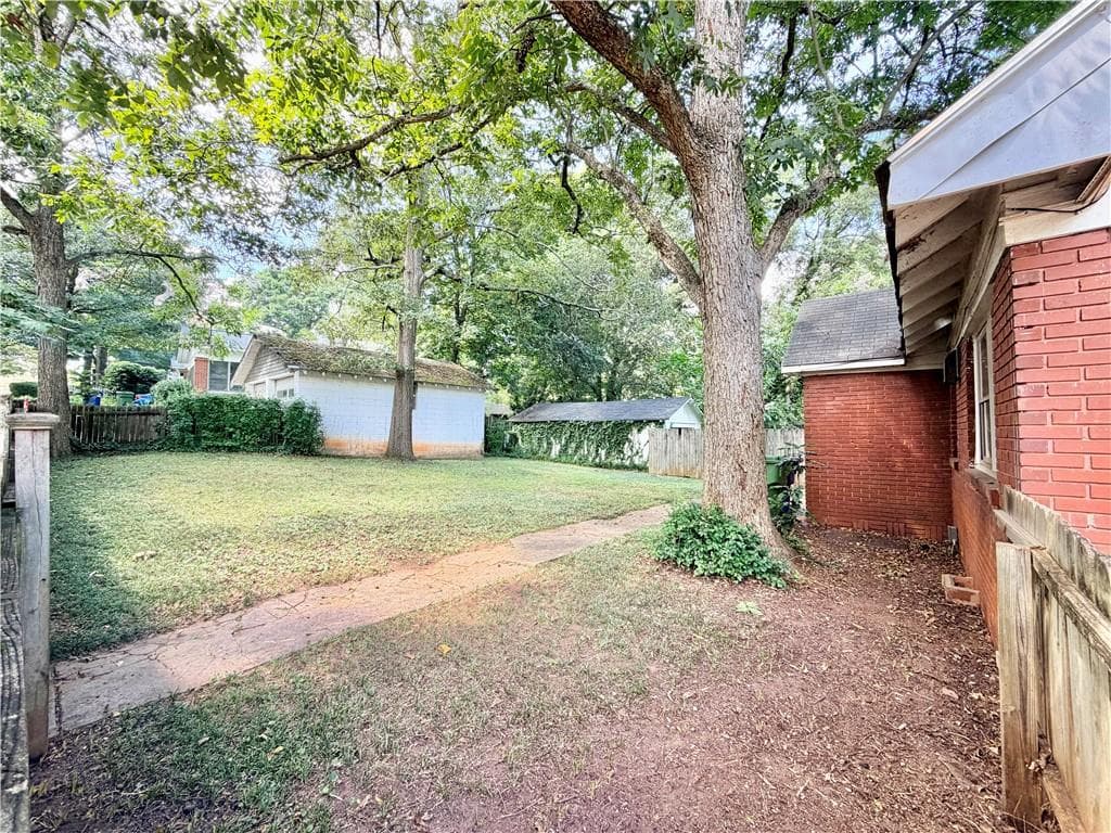 3 bedroom, 1 bathroom, 1,319 sq ft single family residence for sale at 1563 Sylvan Road, Atlanta, GA 30310 — photo 5