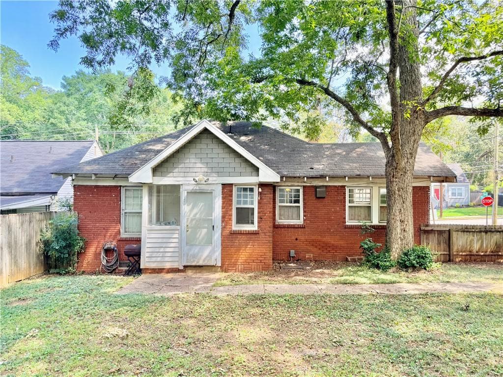 3 bedroom, 1 bathroom, 1,319 sq ft single family residence for sale at 1563 Sylvan Road, Atlanta, GA 30310 — photo 4