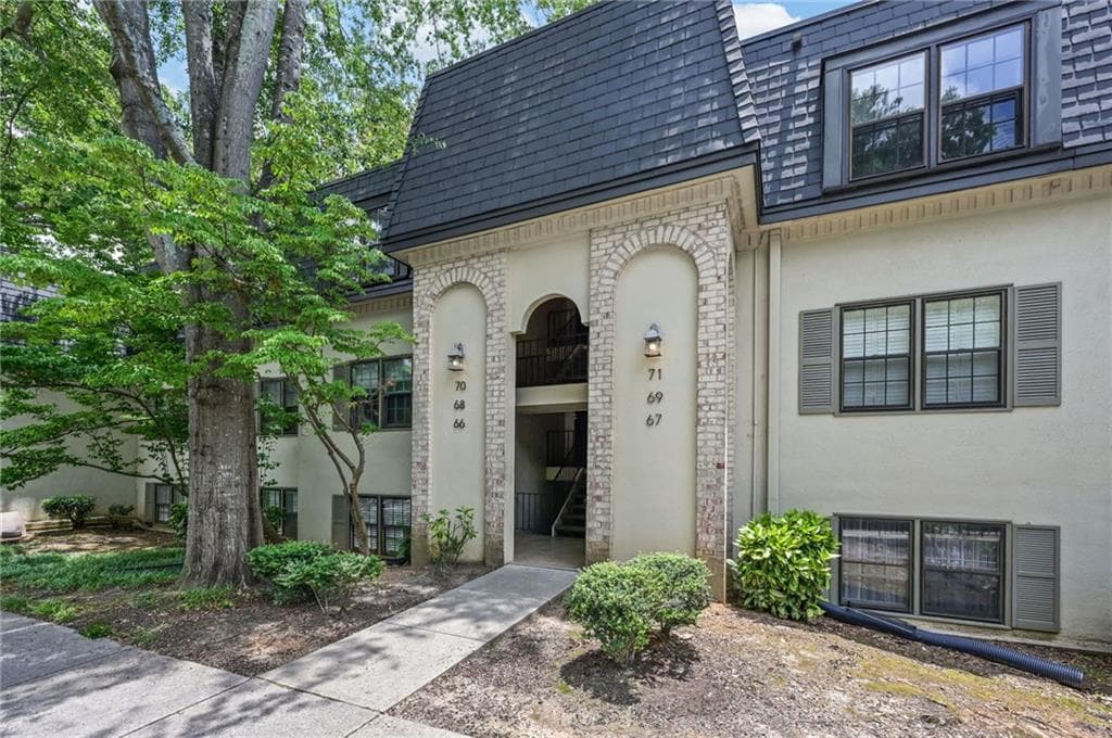 3 bedroom, 2 bathroom, 1,670 sq ft condominium for sale at 70 Chaumont Square, Atlanta, GA 30327 — photo 2