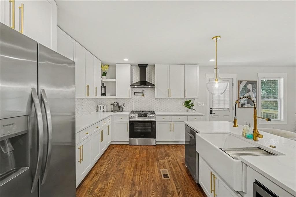 5 bedroom, 4 bathroom, 2,780 sq ft single family residence for sale at 770 Waters Drive, Atlanta, GA 30310 — photo 4