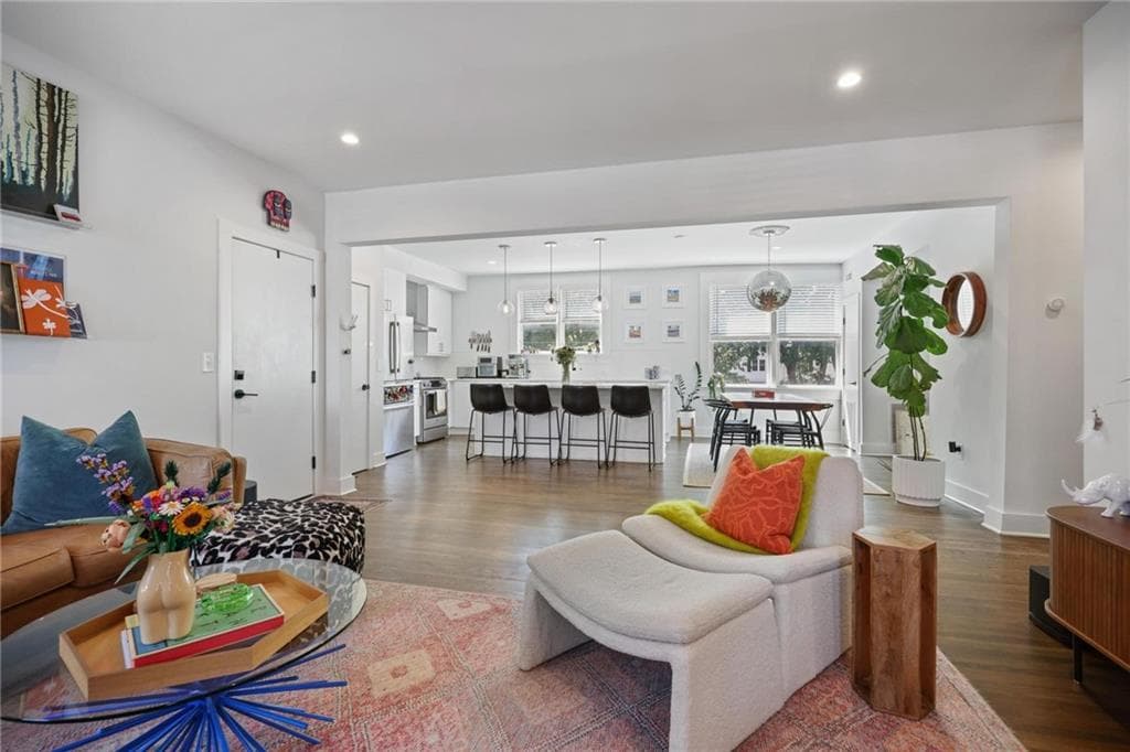 2 bedroom, 2 bathroom, 1,357 sq ft condominium for sale at 88 Peachtree Memorial Drive 2, Atlanta, GA 30309 — photo 2