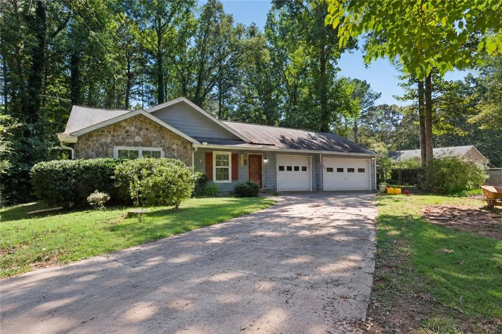 3 bedroom, 2 bathroom, 1,190 sq ft single family residence for sale at 38 Bridge Drive, Douglasville, GA 30134 — photo 2