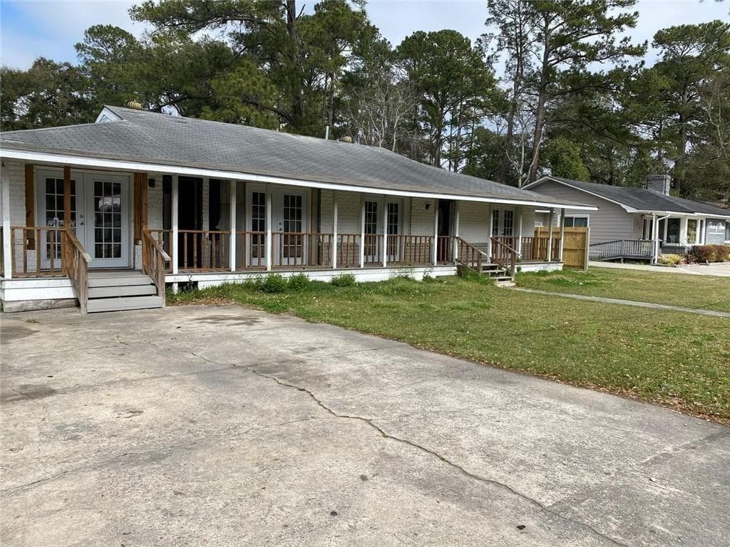 3 bedroom, 2 bathroom, 2,020 sq ft single family residence for sale at 106 E Derenne Avenue, Savannah, GA 31405