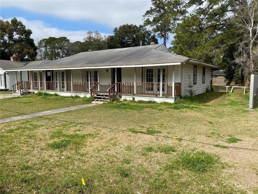 3 bedroom, 2 bathroom, 2,020 sq ft single family residence for sale at 106 E Derenne Avenue, Savannah, GA 31405 — photo 2