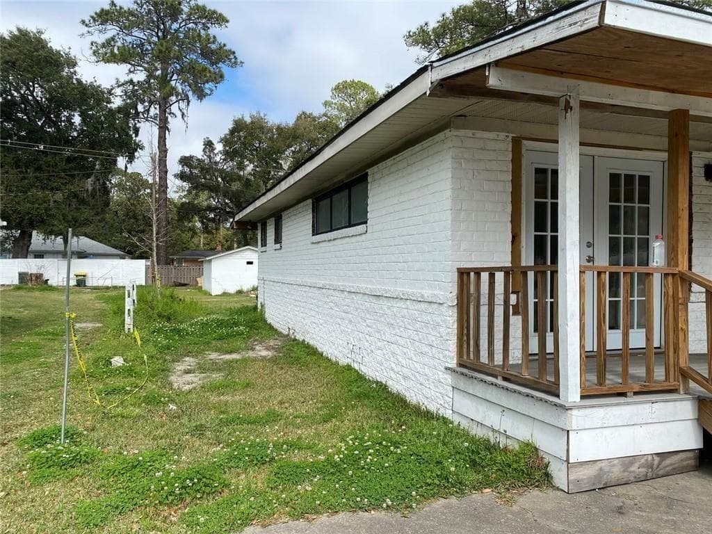 3 bedroom, 2 bathroom, 2,020 sq ft single family residence for sale at 106 E Derenne Avenue, Savannah, GA 31405 — photo 3