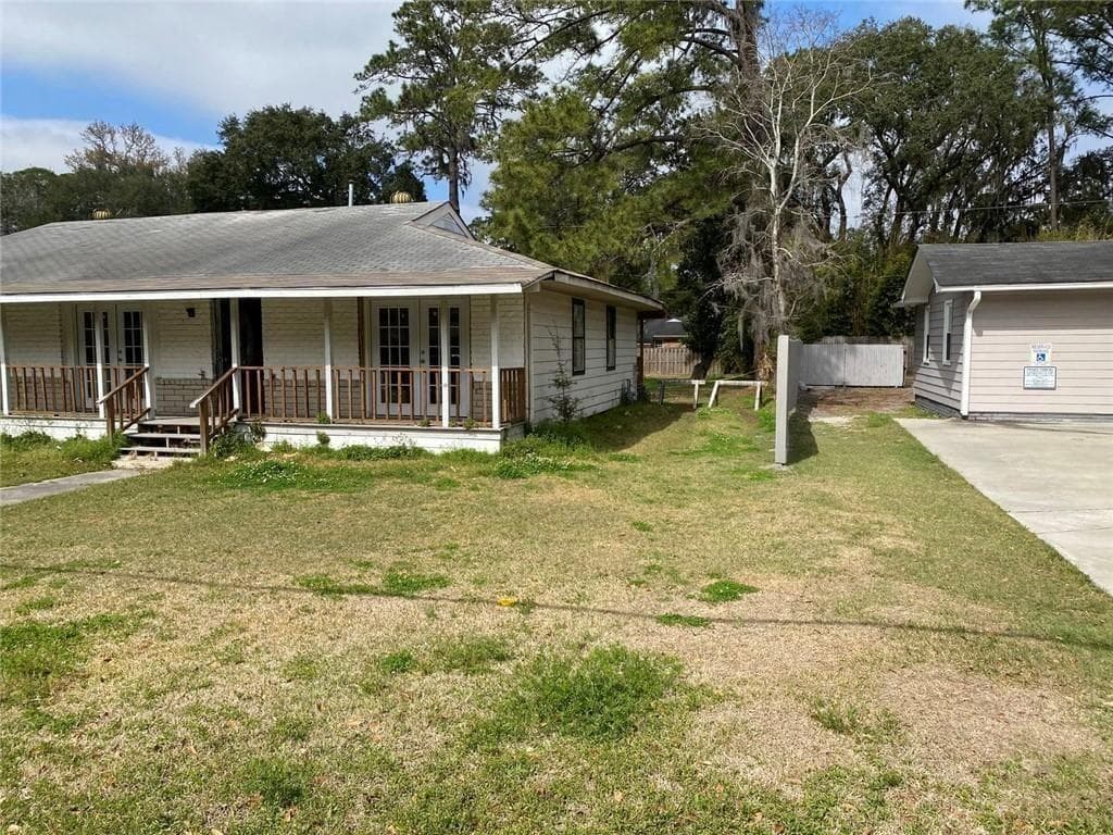 3 bedroom, 2 bathroom, 2,020 sq ft single family residence for sale at 106 E Derenne Avenue, Savannah, GA 31405 — photo 4