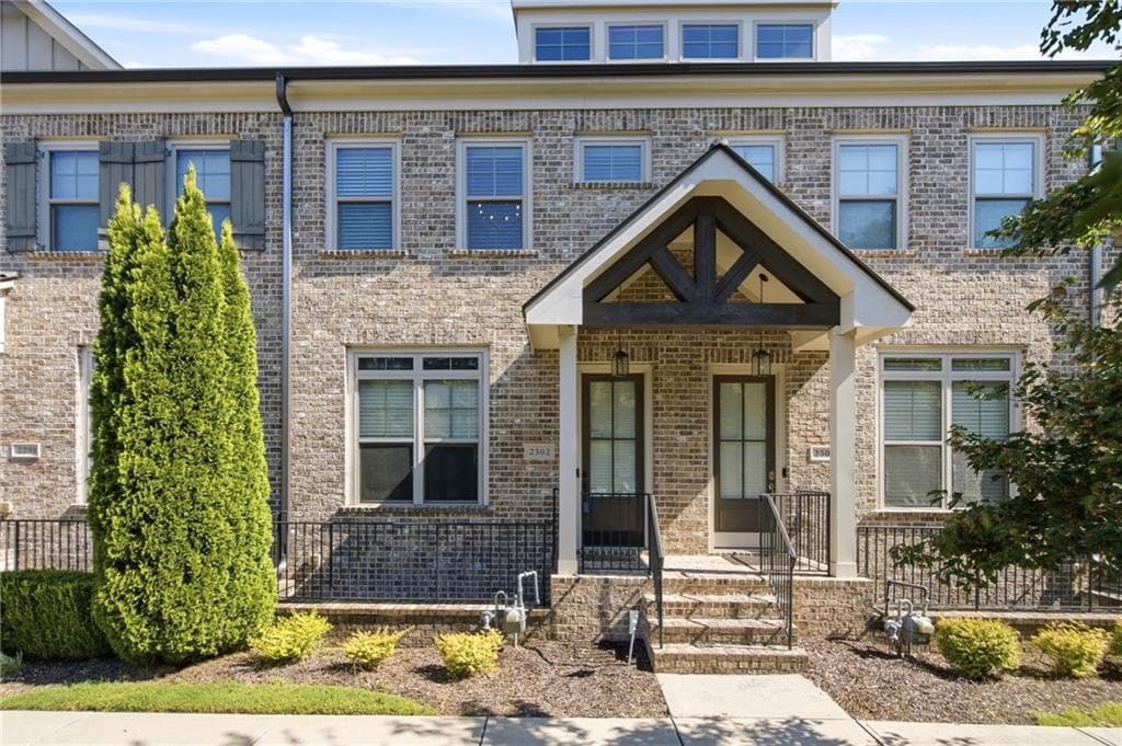 3 bedroom, 4 bathroom, 2,394 sq ft townhouse for sale at 2302 Mclean Chase, Smyrna, GA 30080 — photo 1 of 26