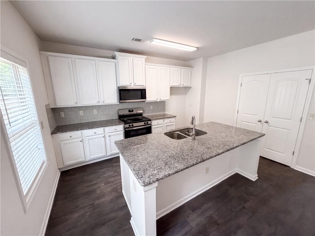 4 bedroom, 3 bathroom, 2,159 sq ft single family residence for sale at 821 Walnut Woods Drive, Braselton, GA 30517 — photo 9