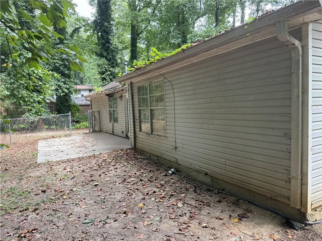 3 bedroom, 2 bathroom, 1,091 sq ft single family residence for sale at 2033 Pine Cone Drive, Atlanta, GA 30331 — photo 2