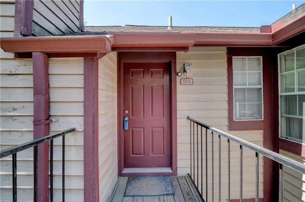 2 bedroom, 2 bathroom, 880 sq ft condominium for sale at 1315 Red Deer Way # 255, Johns Creek, GA 30022 — photo 3