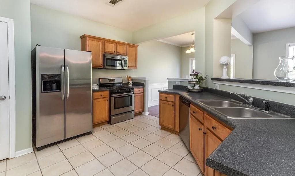 4 bedroom, 3 bathroom, 1,806 sq ft single family residence for rent at 5640 Sterling Court, Cumming, GA 30040 for $2,200 a month — photo 6