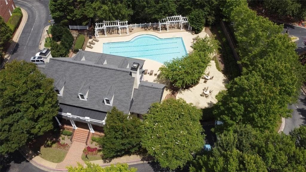 3 bedroom, 3 bathroom, 2,120 sq ft townhouse for sale at 4772 Ivy Ridge Drive, Atlanta, GA 30339 — photo 2