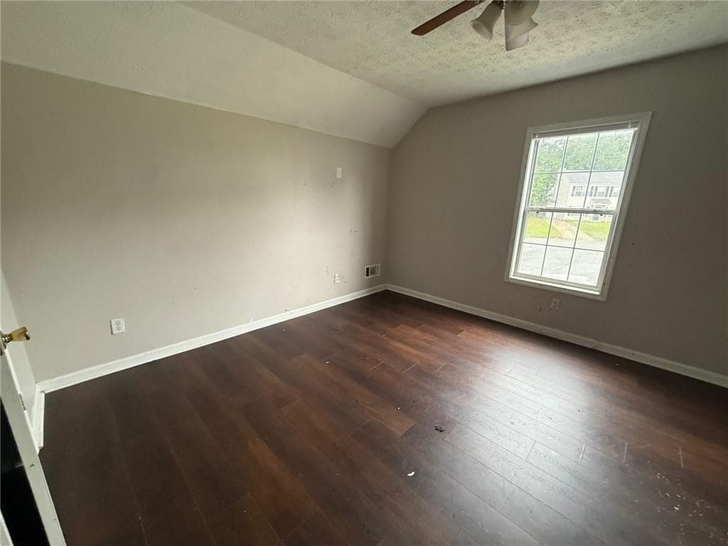 3 bedroom, 3 bathroom, 1,229 sq ft single family residence for sale at 6413 Guinness Court, Union City, GA 30291 — photo 3
