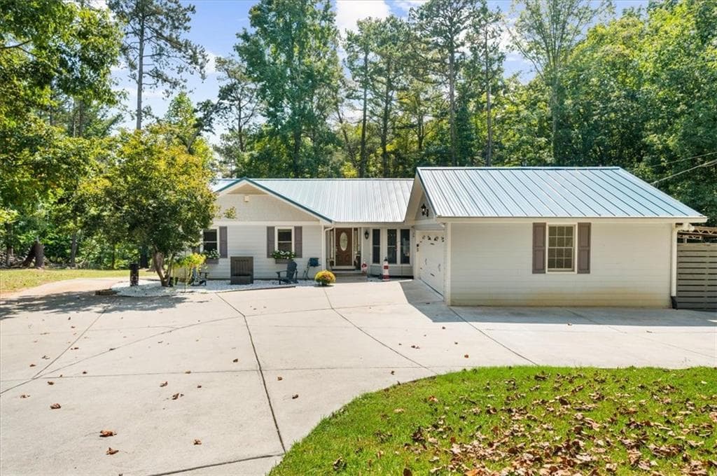 3 bedroom, 2 bathroom, 2,739 sq ft single family residence for sale at 1695 Lakeside Trail, Cumming, GA 30041 — photo 6
