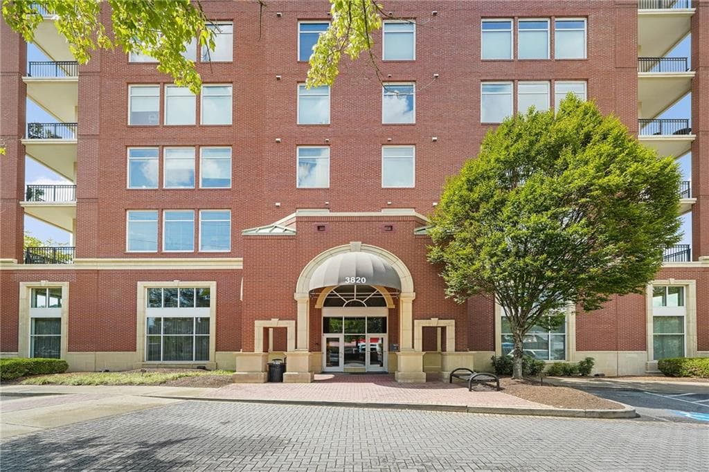 1 bedroom, 1 bathroom, 964 sq ft condominium for sale at 3820 Roswell Road 205, Atlanta, GA 30342 — photo 3
