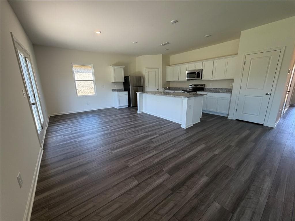 3 bedroom, 3 bathroom, 2,060 sq ft single family residence for sale at 605 Lipari Court, Mcdonough, GA 30253 — photo 4