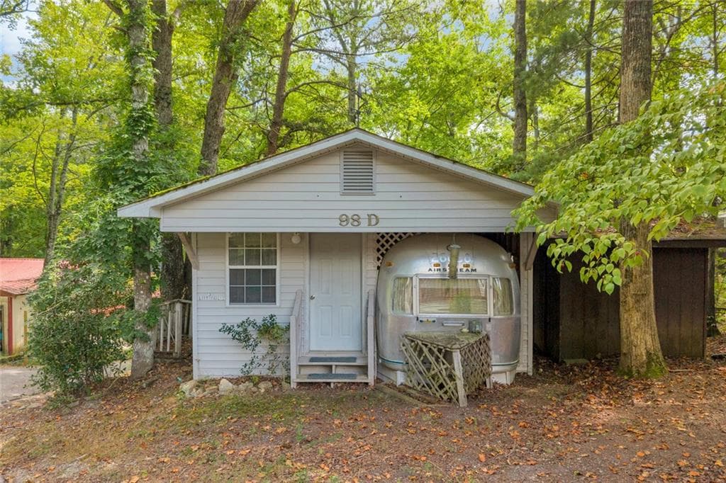 1 bedroom, 1 bathroom, 808 sq ft single family residence for sale at 83 Lost Valley Drive, Cleveland, GA 30528
