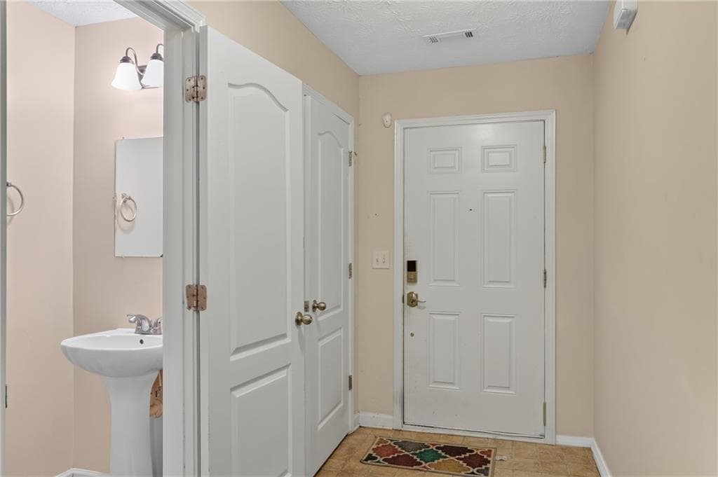 3 bedroom, 3 bathroom, 1,577 sq ft townhouse for sale at 1720 Formosa Lane, Mcdonough, GA 30253 — photo 2
