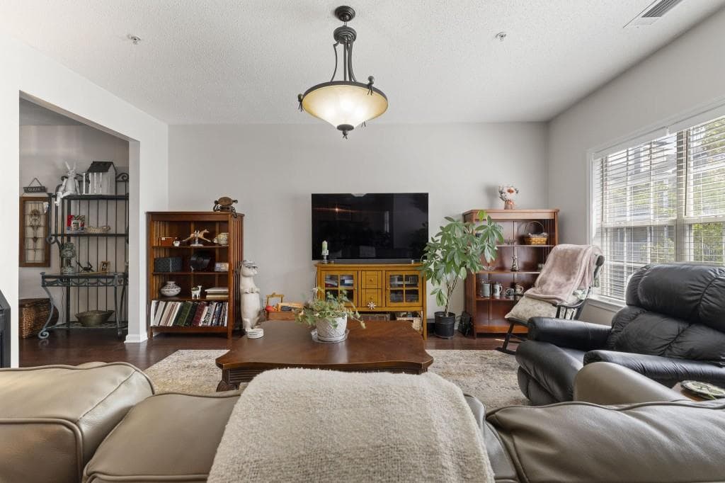 2 bedroom, 3 bathroom, 1,379 sq ft condominium for sale at 5111 Woodland Lane, Alpharetta, GA 30009 — photo 6