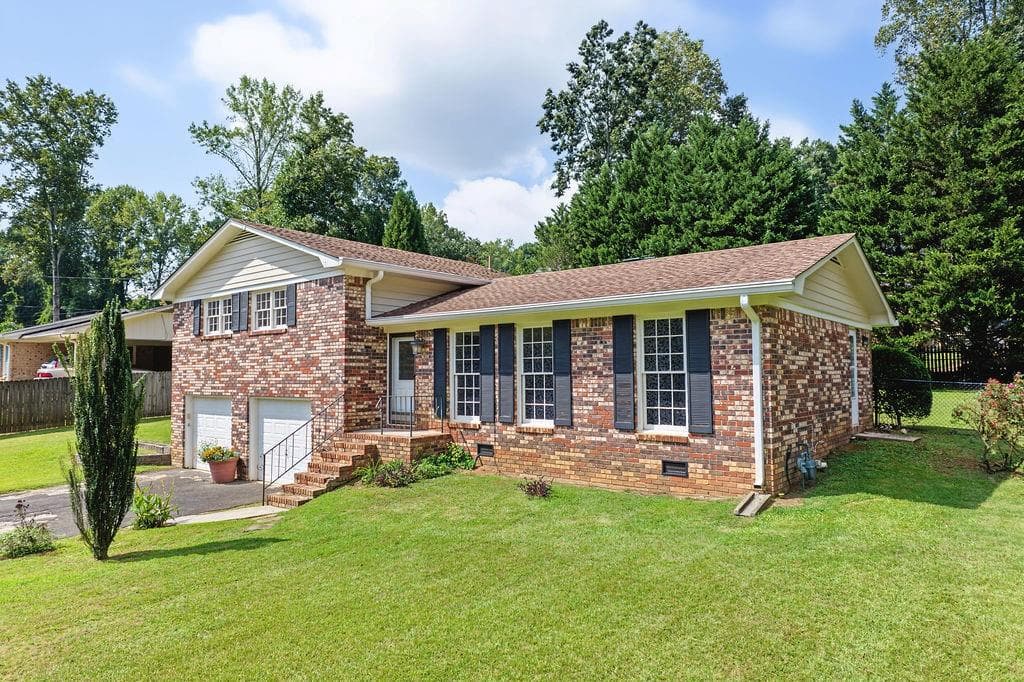 3 bedroom, 2 bathroom, 1,456 sq ft single family residence for sale at 3401 Ranch Road, Marietta, GA 30066 — photo 2