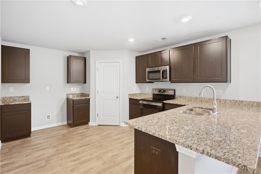 5 bedroom, 3 bathroom, 2,372 sq ft single family residence for sale at 399 Toronto Circle, Hampton, GA 30228 — photo 8