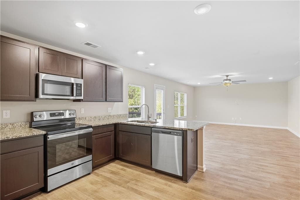 5 bedroom, 3 bathroom, 2,372 sq ft single family residence for sale at 399 Toronto Circle, Hampton, GA 30228 — photo 9