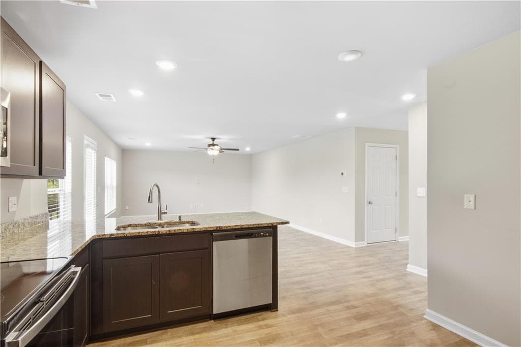5 bedroom, 3 bathroom, 2,372 sq ft single family residence for sale at 399 Toronto Circle, Hampton, GA 30228 — photo 10