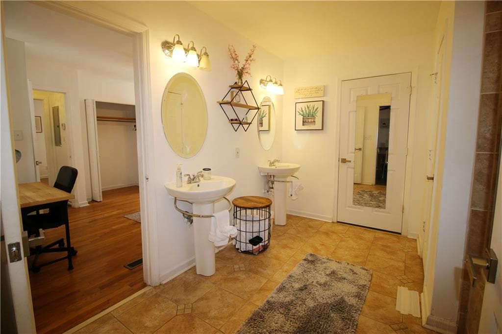 2 bedroom, 1 bathroom, 1,310 sq ft duplex for rent at 1875 Brewer Boulevard B, Atlanta, GA 30310 for $1,600 a month — photo 3