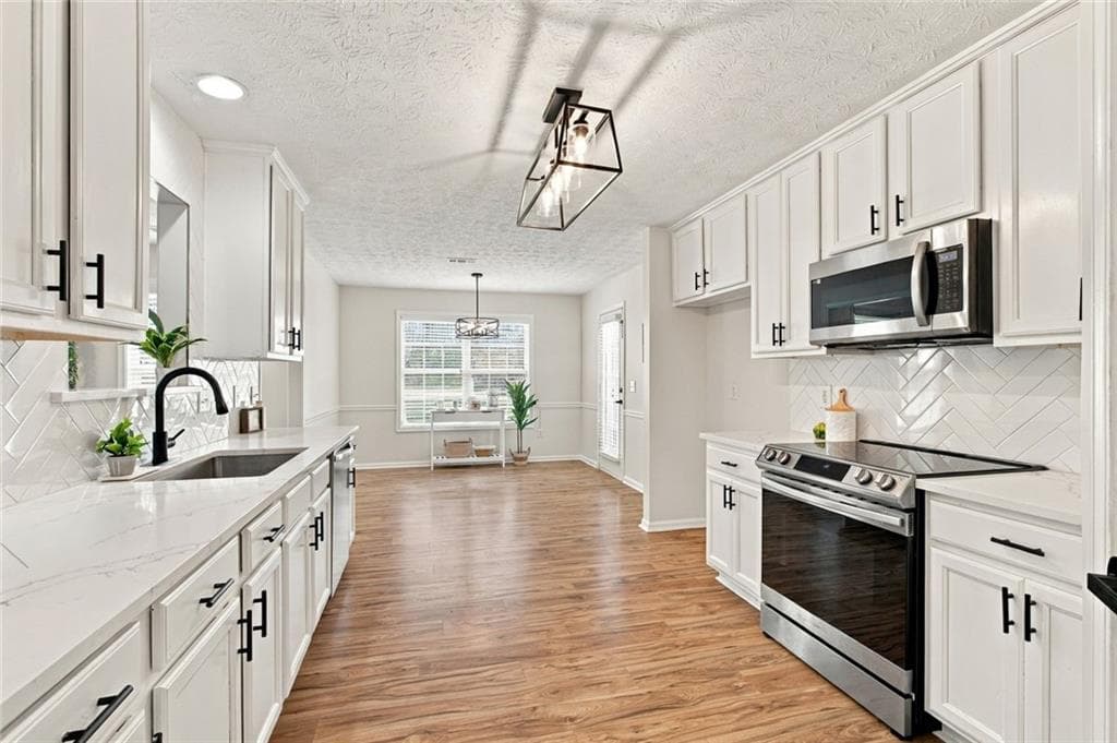 5 bedroom, 3 bathroom, 2,946 sq ft single family residence for sale at 703 Country Grove Lane, Auburn, GA 30011 — photo 3