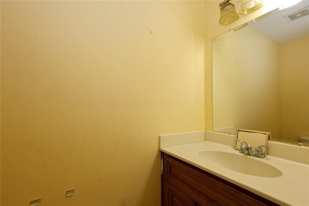 2 bedroom, 4 bathroom, 1,920 sq ft townhouse for sale at 7135 Williamsburg Drive, Riverdale, GA 30274 — photo 4