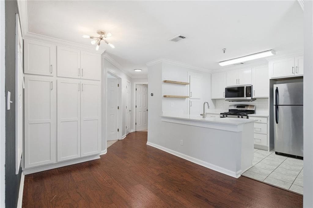 2 bedroom, 2 bathroom, 933 sq ft condominium for sale at 2068 River Heights Walk, Marietta, GA 30067 — photo 2