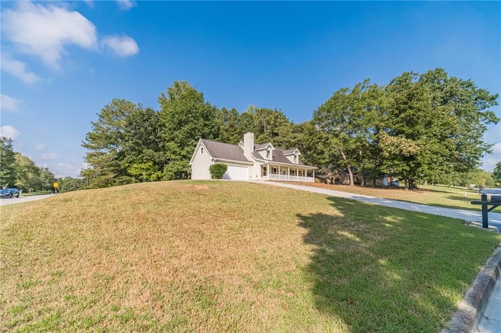 3 bedroom, 2 bathroom, 1,651 sq ft single family residence for sale at 2275 Huntington Drive, Loganville, GA 30052 — photo 4